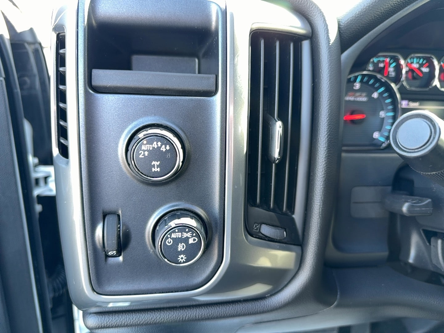 2018 Chevrolet Silverado 1500 LT - 11