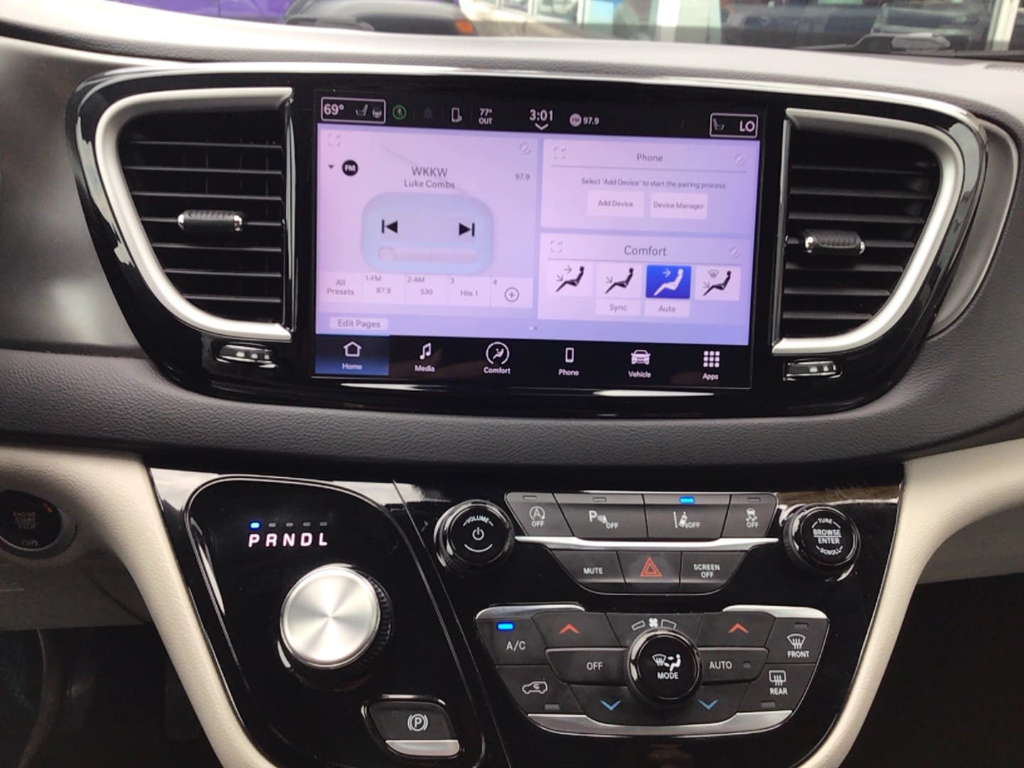 2024 Chrysler Pacifica photo 11 of 12