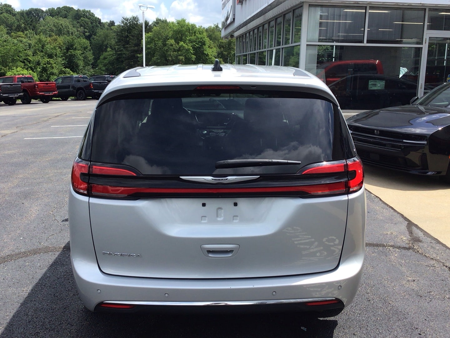 2024 Chrysler Pacifica photo 4 of 13