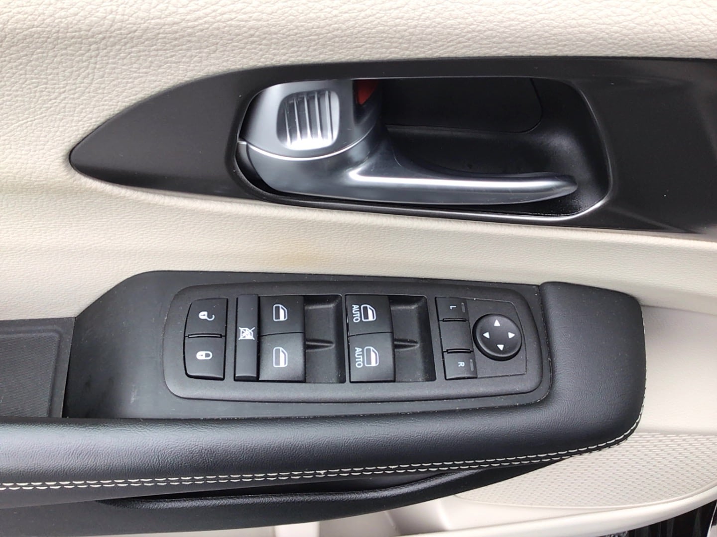 2024 Chrysler Pacifica photo 9 of 12