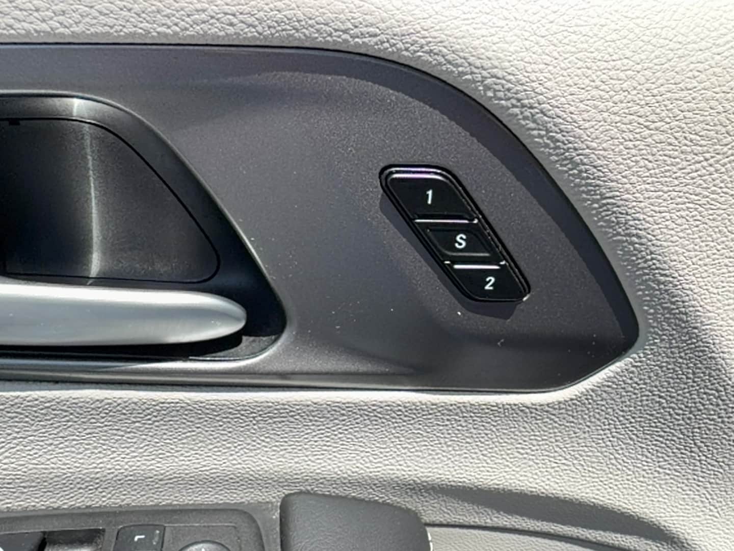 2024 Chrysler Pacifica photo 16 of 17