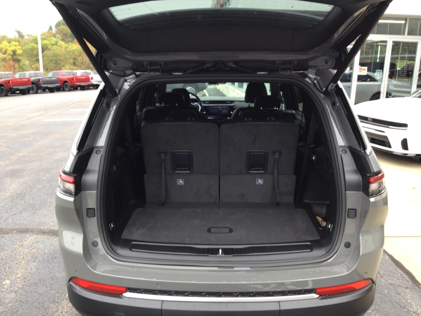 2027 Jeep Grand Cherokee photo 5 of 14