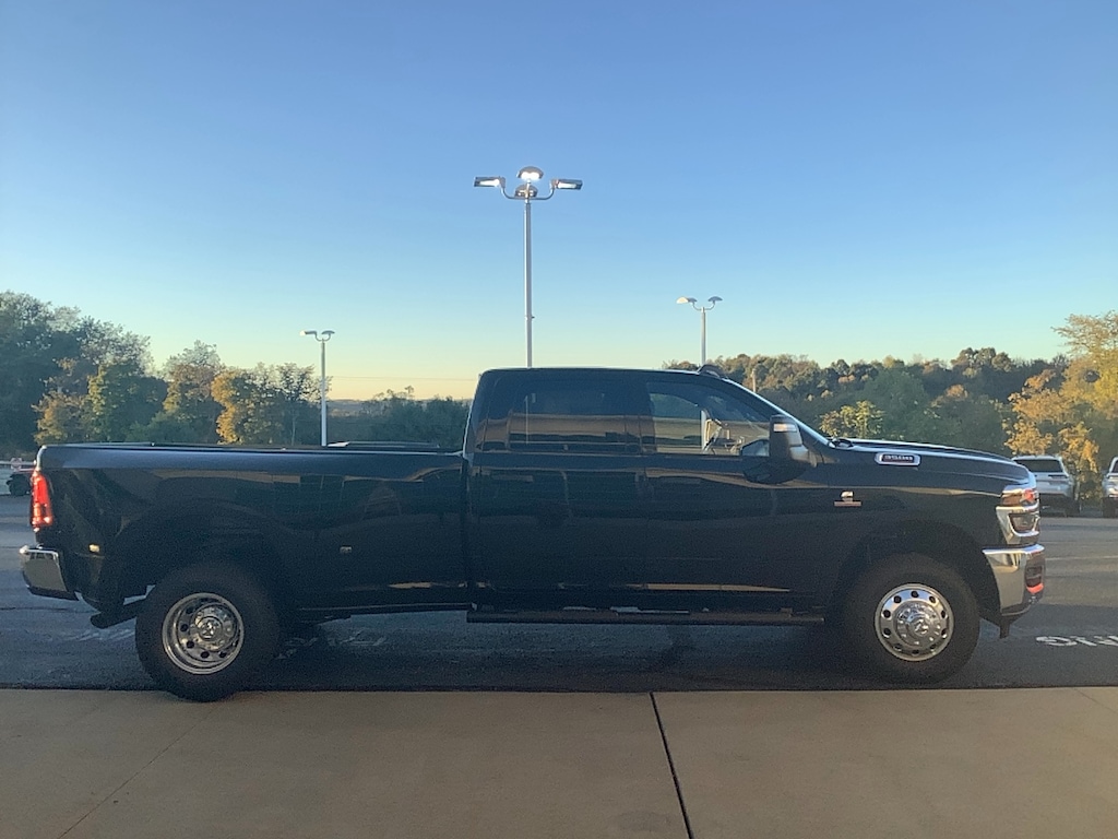 New 2026 Ram 3500 TRADESMAN CREW CAB 4X4 8' BOX Pickup