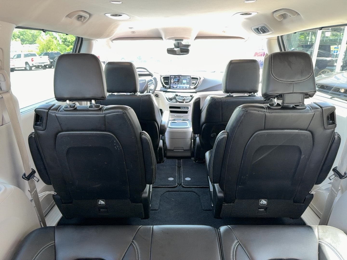2024 Chrysler Pacifica photo 10 of 17