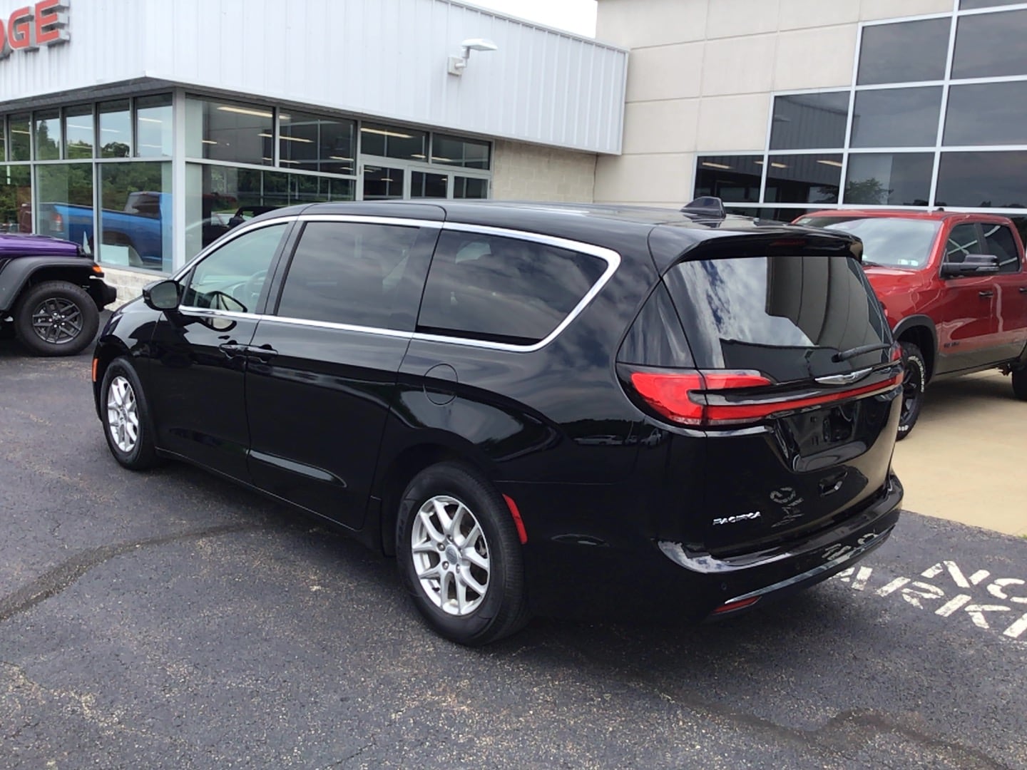 2024 Chrysler Pacifica photo 5 of 12