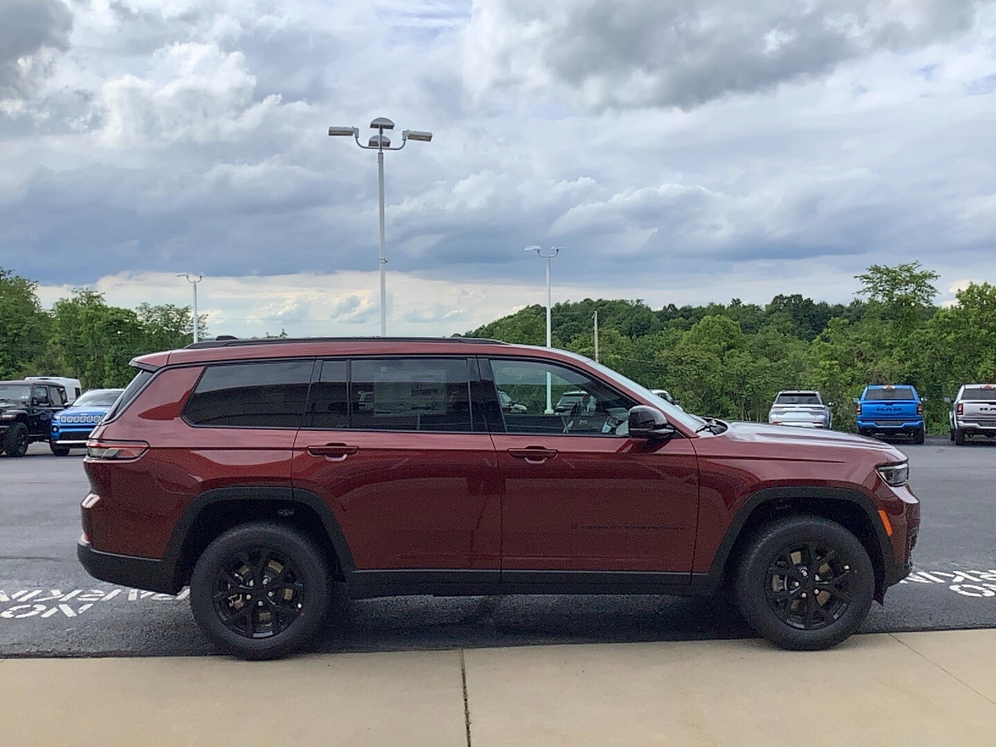 2025 Jeep Grand Cherokee Altitude photo 3