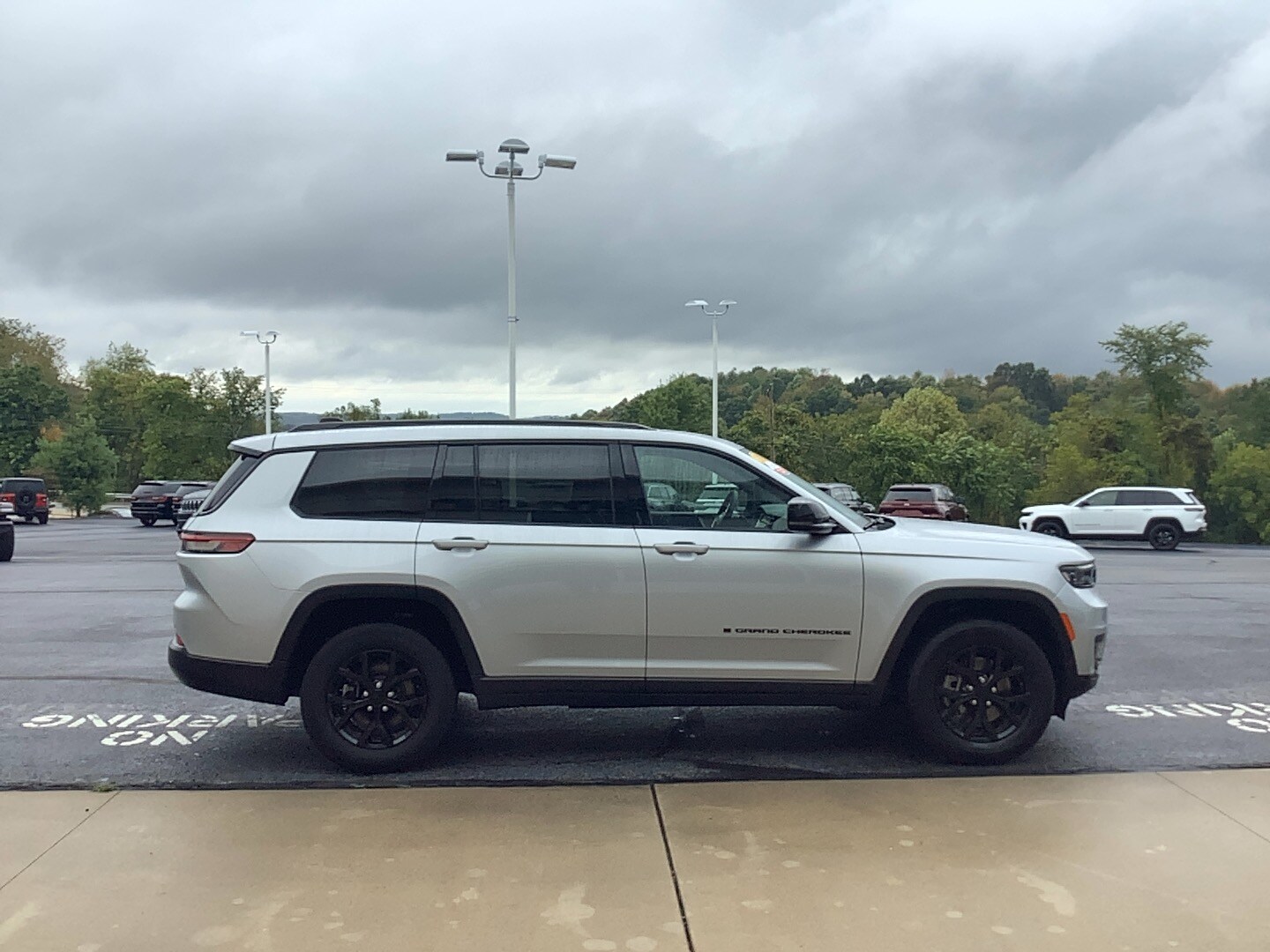 2024 Jeep Grand Cherokee Altitude photo 4
