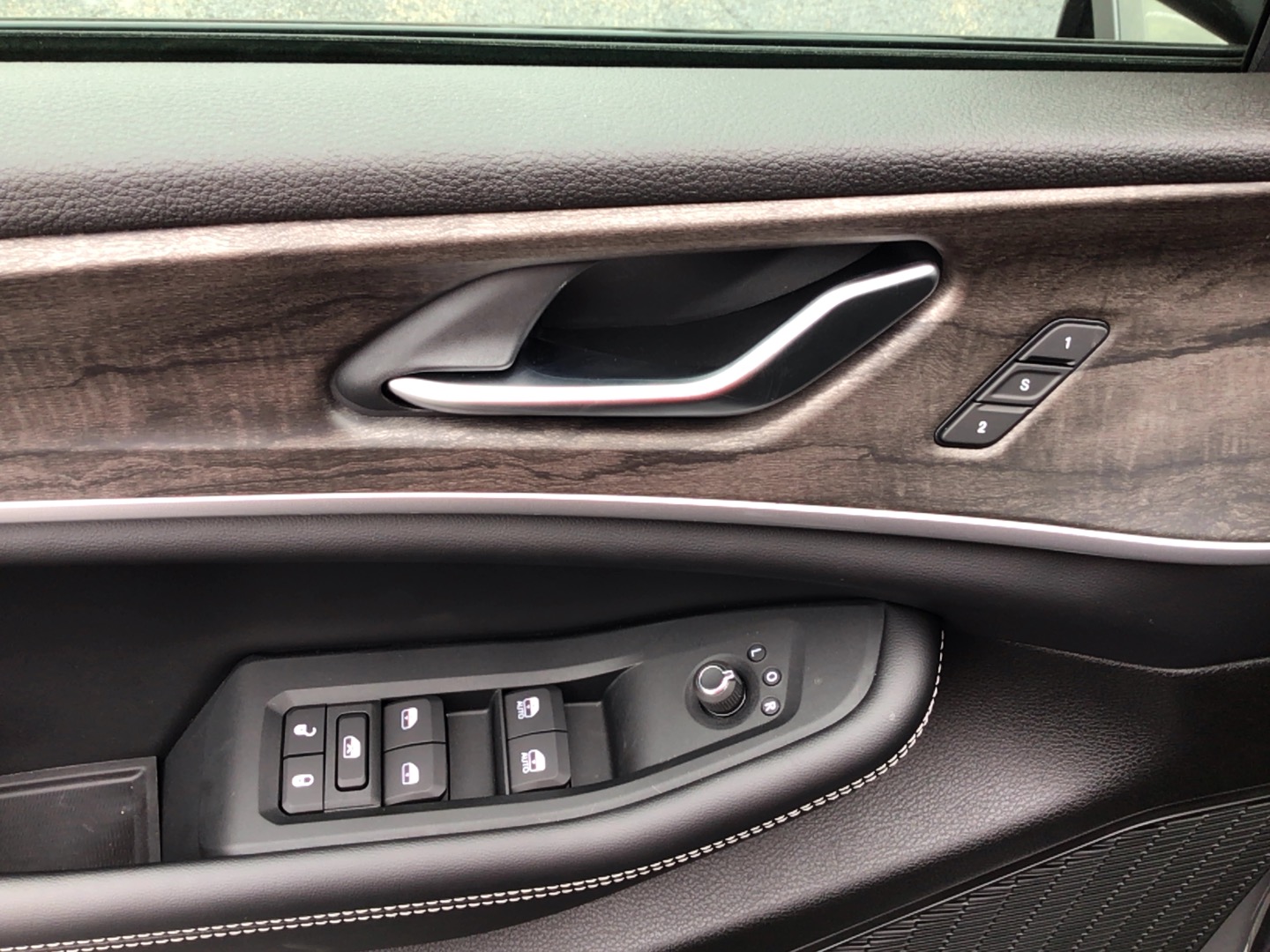 2027 Jeep Grand Cherokee photo 11 of 14