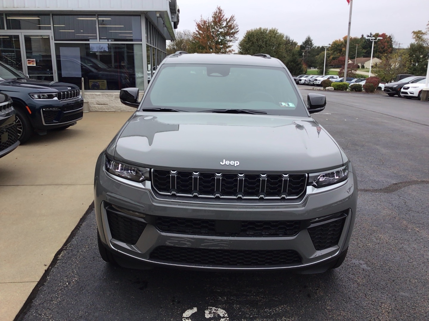 2027 Jeep Grand Cherokee photo 2 of 14