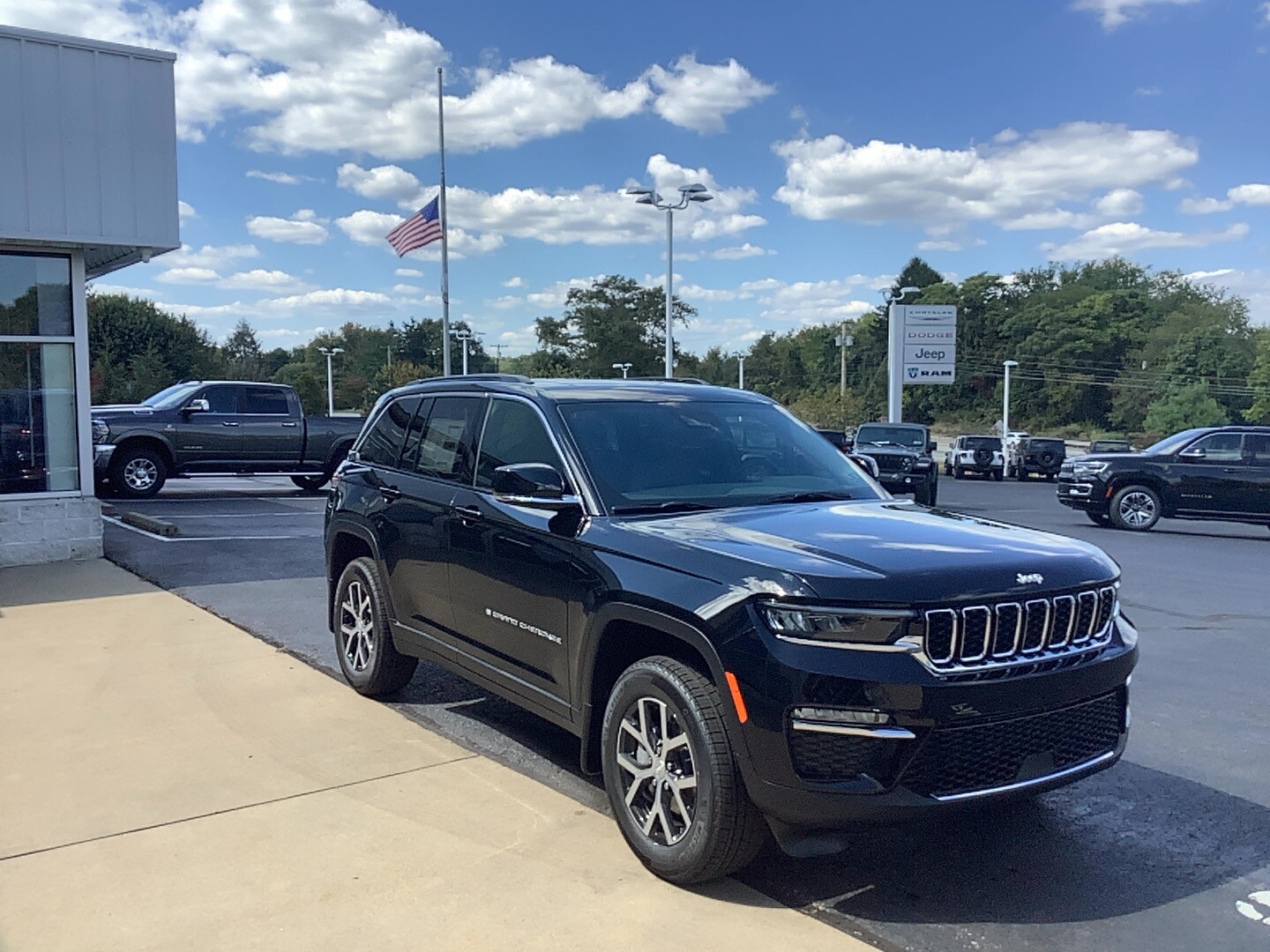 2025 Jeep Grand Cherokee Limited photo 3