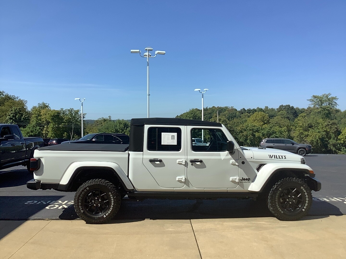 2024 Jeep Gladiator Willys photo 2