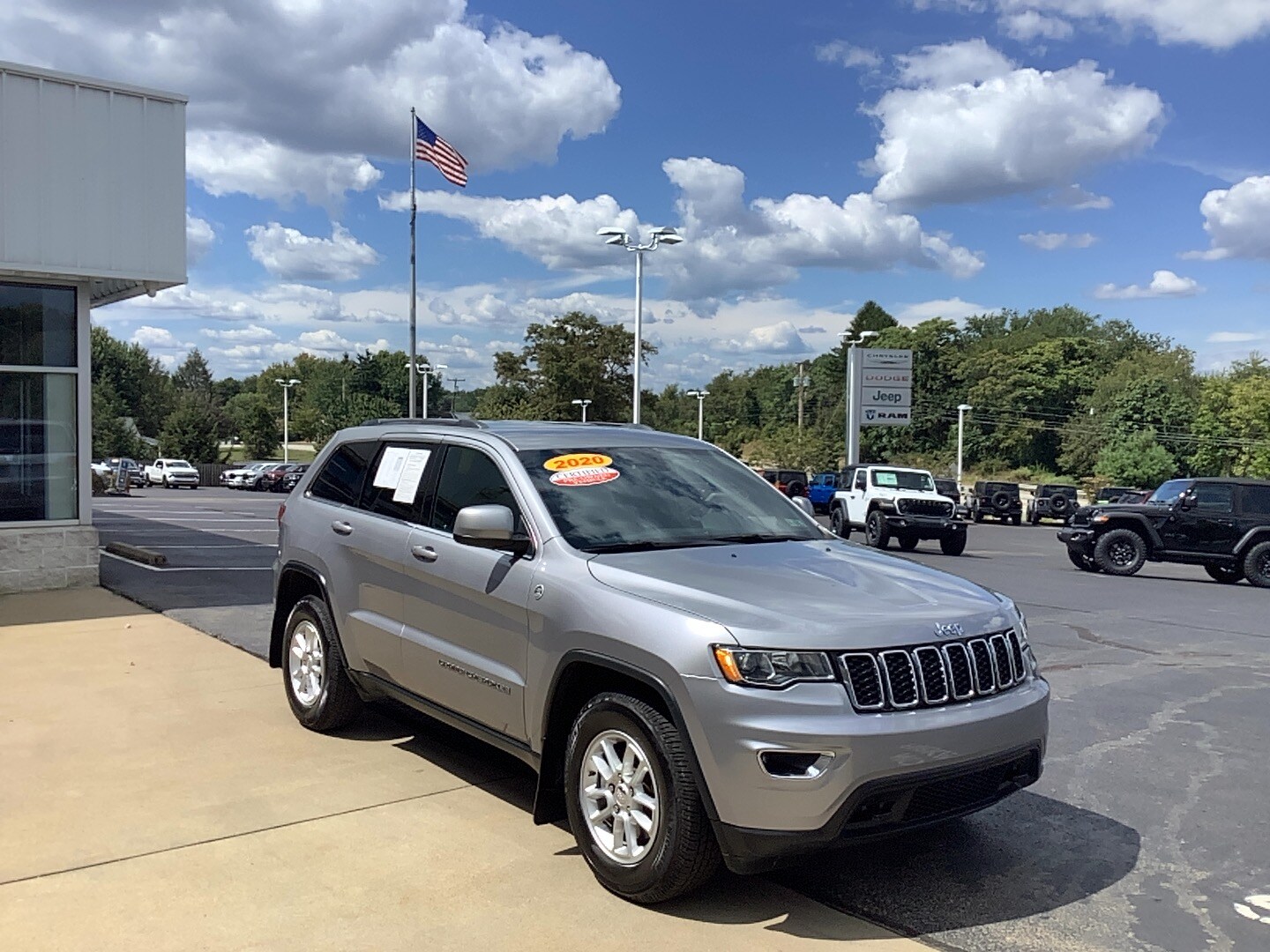2020 Jeep Grand Cherokee Laredo E photo 3