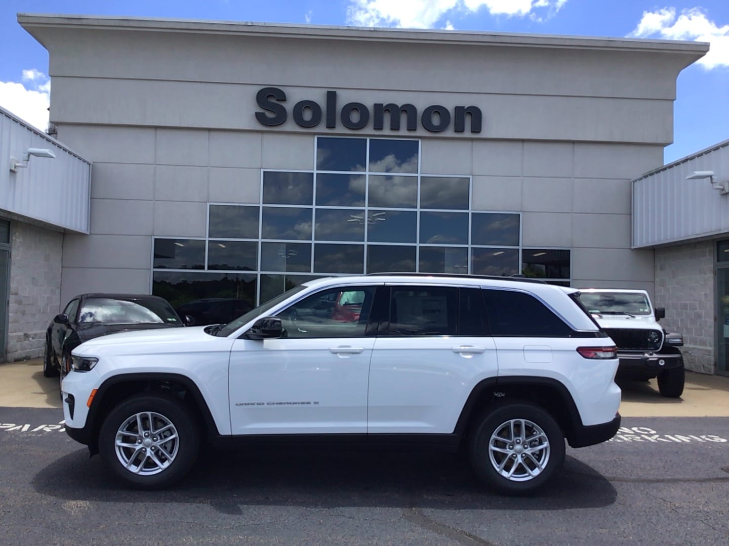 2026 Jeep Grand Cherokee LAREDO X 4X4 Bright White at Three Rivers CJD