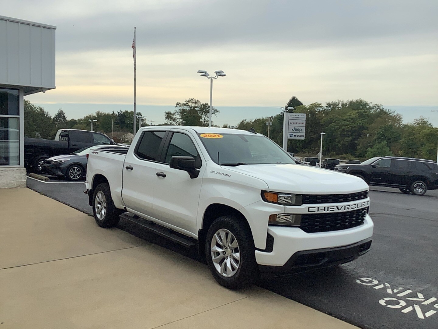 2021 Chevrolet Silverado 1500 Custom photo 2