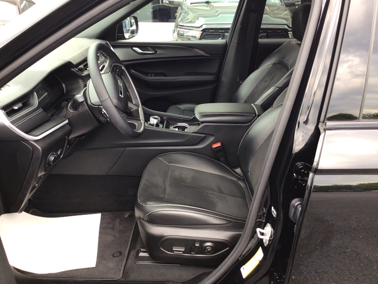 2025 Jeep Grand Cherokee Altitude X Diamond Black Crystal Pearlcoat at Solomon CJD Carmichaels
