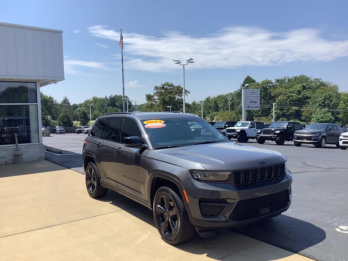 2023 Jeep Grand Cherokee Altitude photo 3