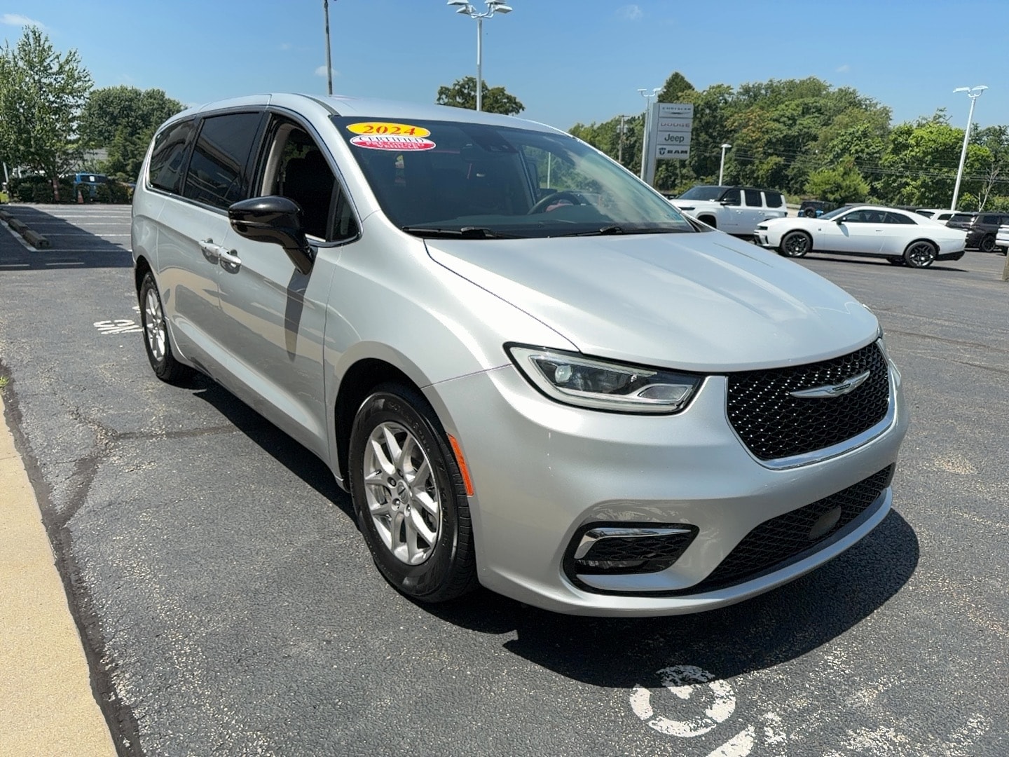 2024 Chrysler Pacifica photo 4 of 17