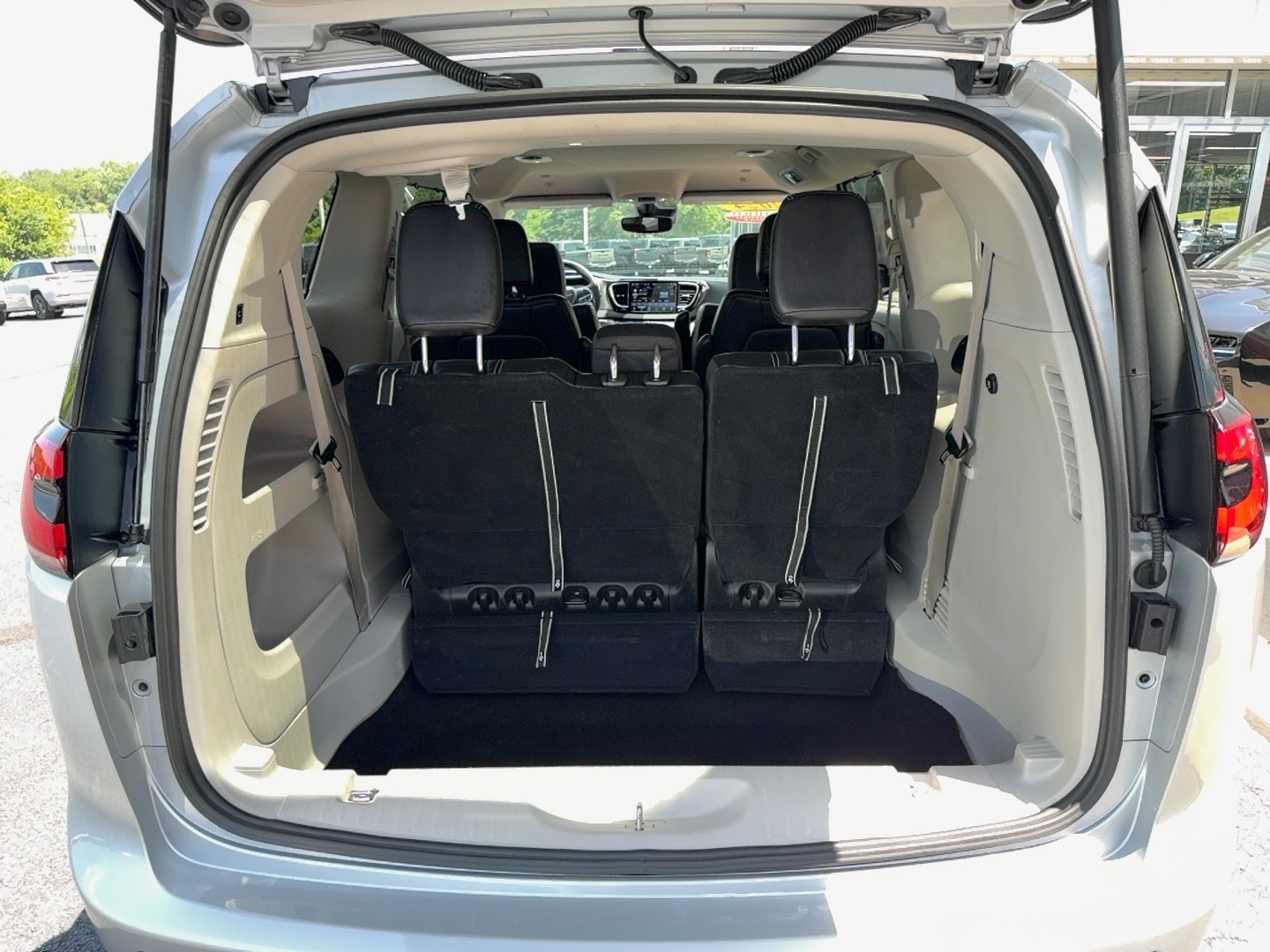 2024 Chrysler Pacifica photo 9 of 17