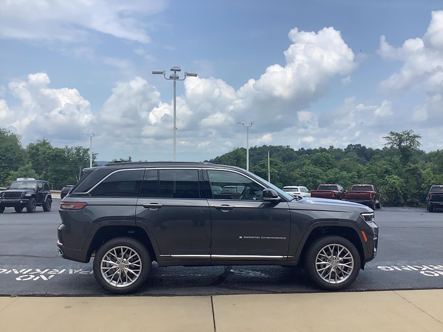 2025 Jeep Grand Cherokee Summit photo 4