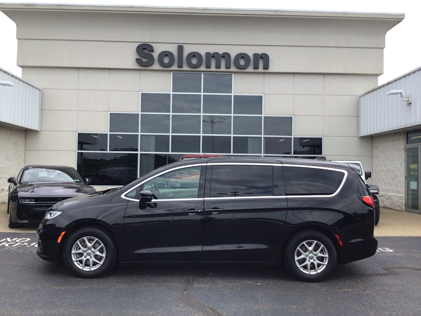 2024 Chrysler Pacifica Touring L's photo