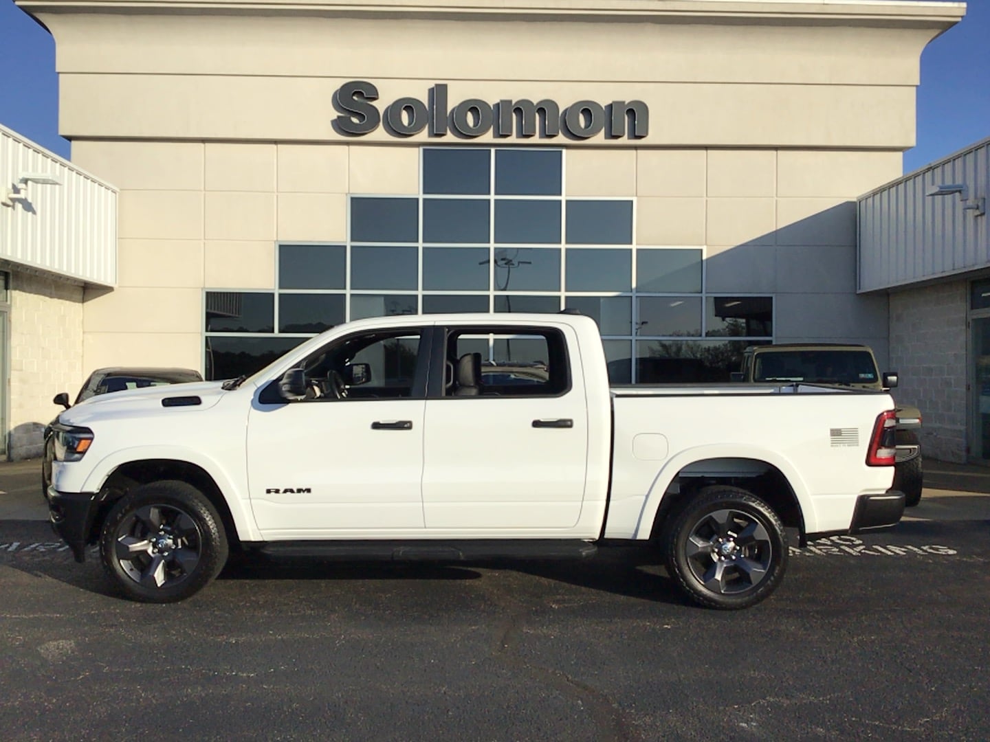 2023 RAM 1500 Big Horn/Lone Star 4x4 Crew Cab 5'7's photo