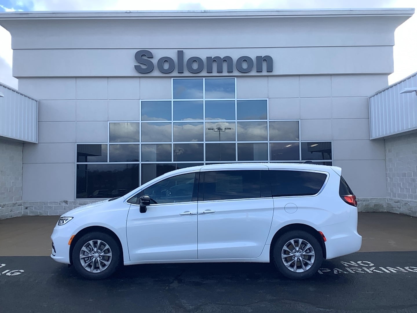 2026 Chrysler Pacifica Select's photo