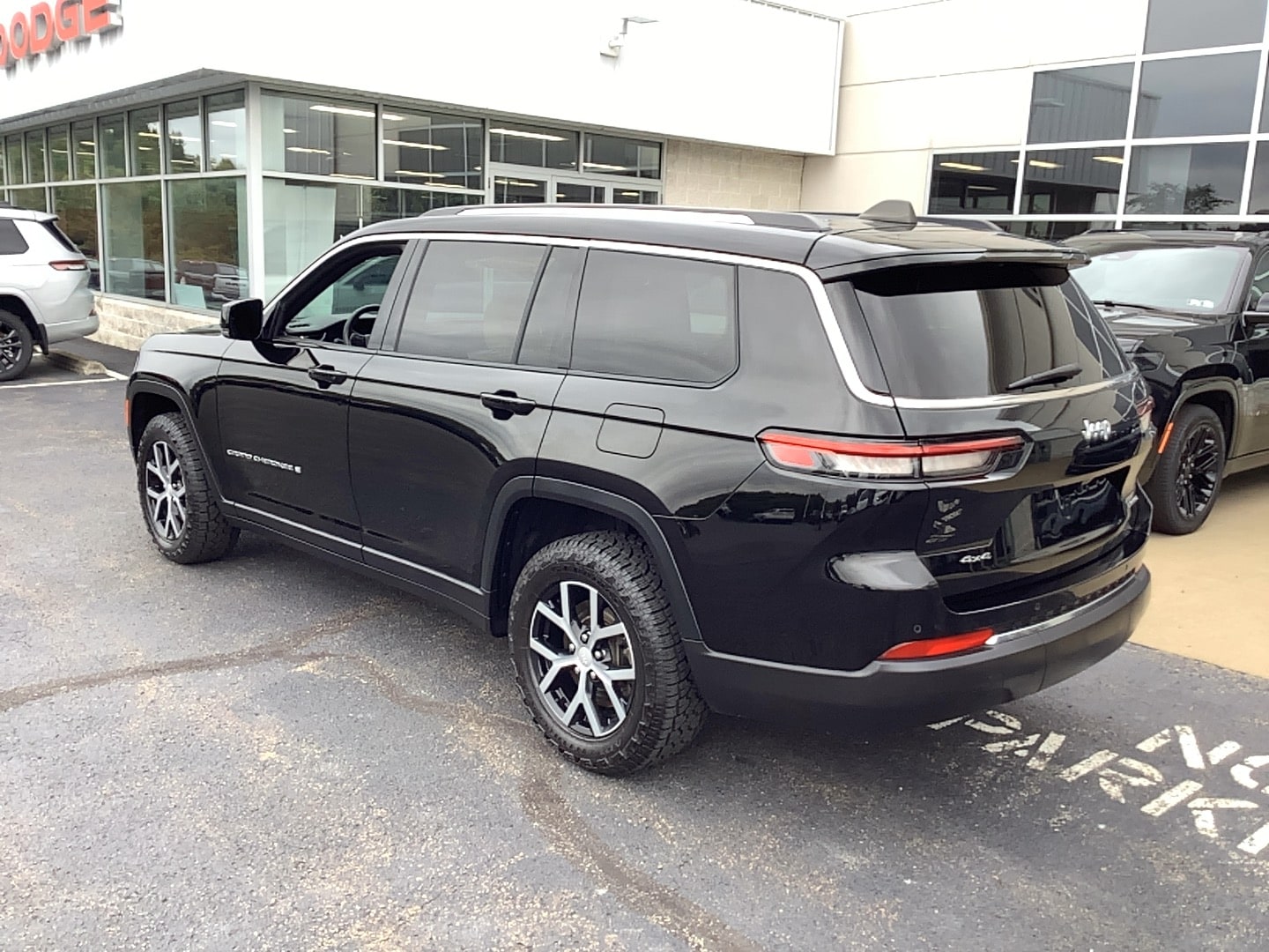 2023 Jeep Grand Cherokee L photo 6 of 15