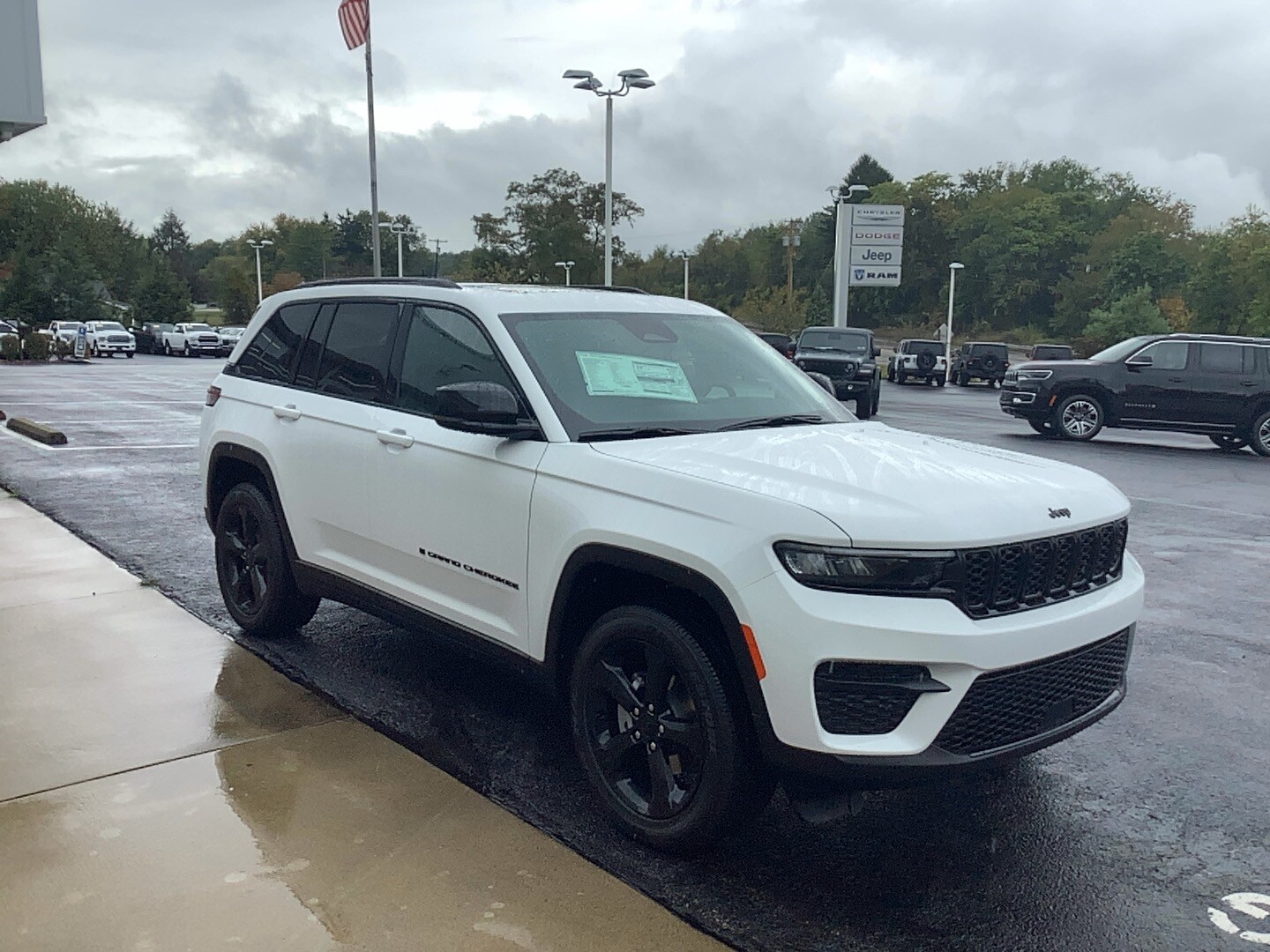 2025 Jeep Grand Cherokee Altitude photo 3