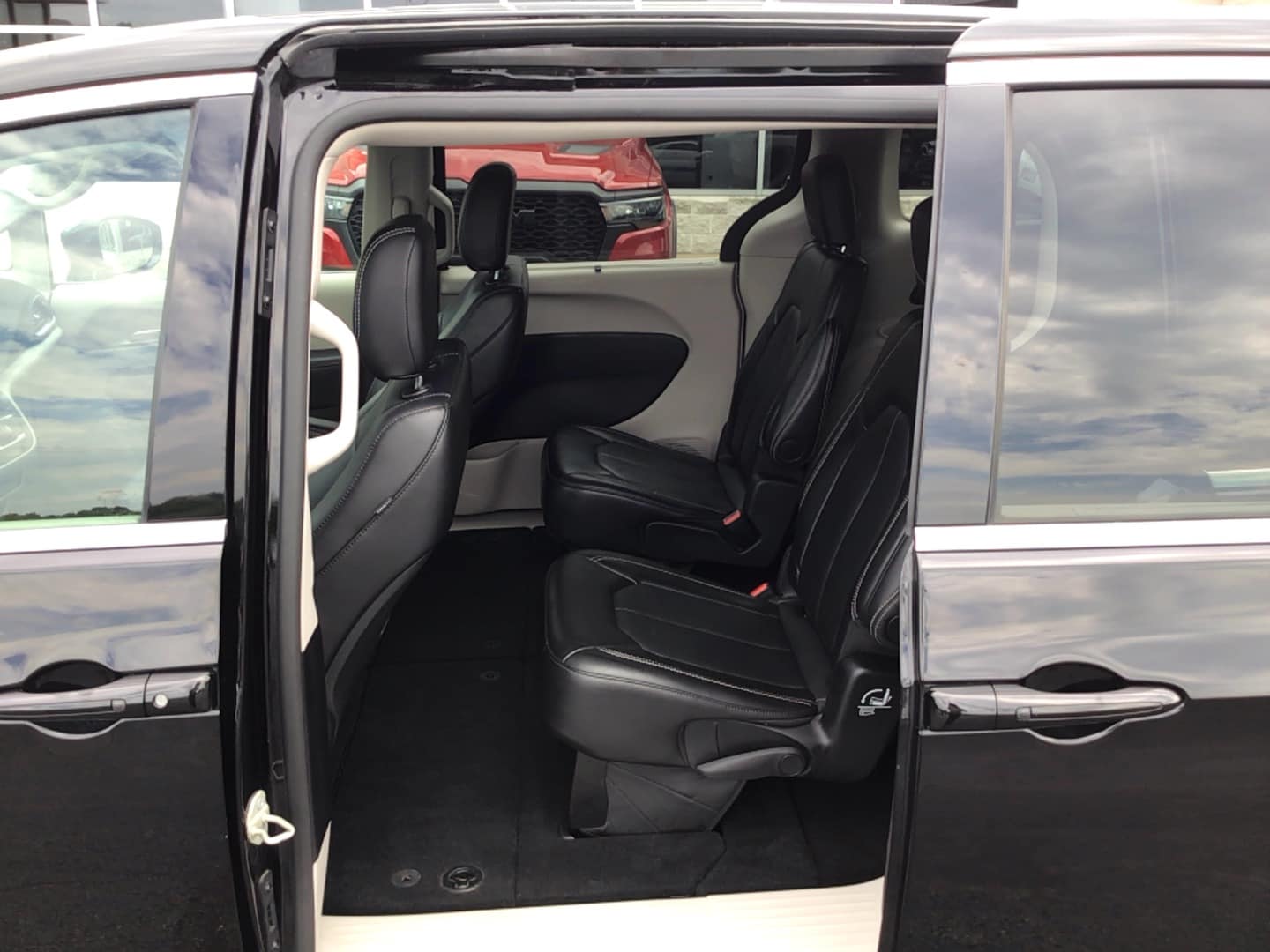 2024 Chrysler Pacifica photo 7 of 12