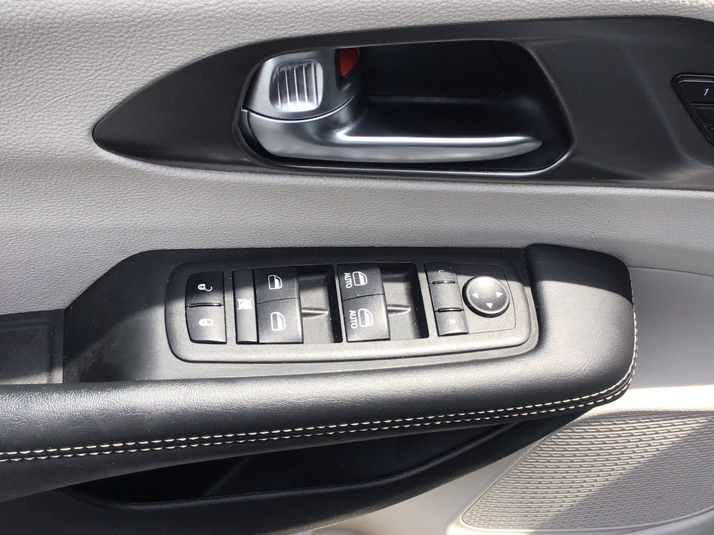 2024 Chrysler Pacifica photo 10 of 13