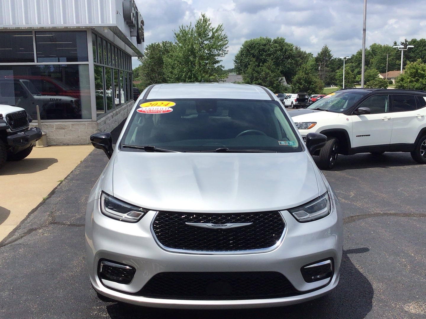 2024 Chrysler Pacifica photo 2 of 13
