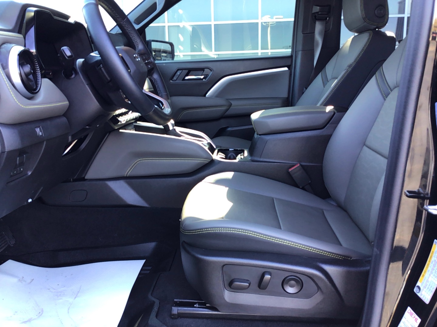 2026 Chevrolet Colorado photo 10 of 13