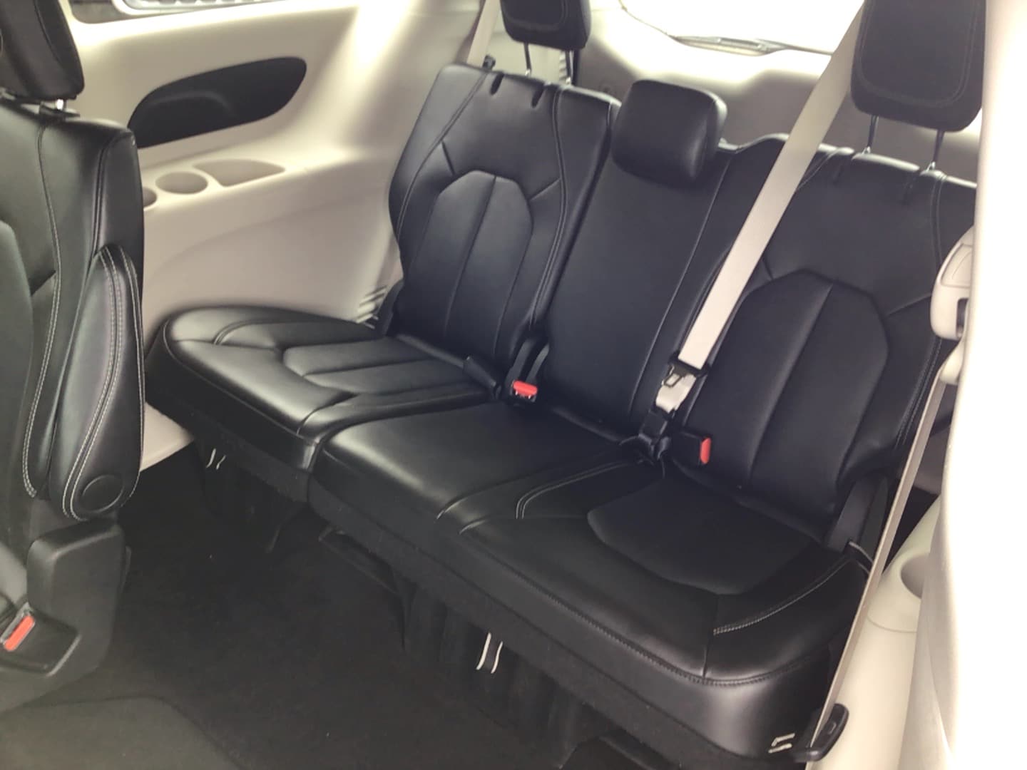 2024 Chrysler Pacifica photo 6 of 12