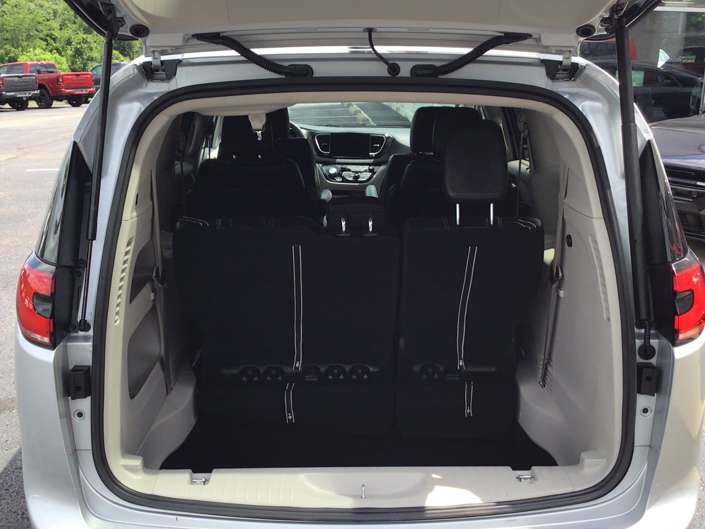2024 Chrysler Pacifica photo 5 of 13