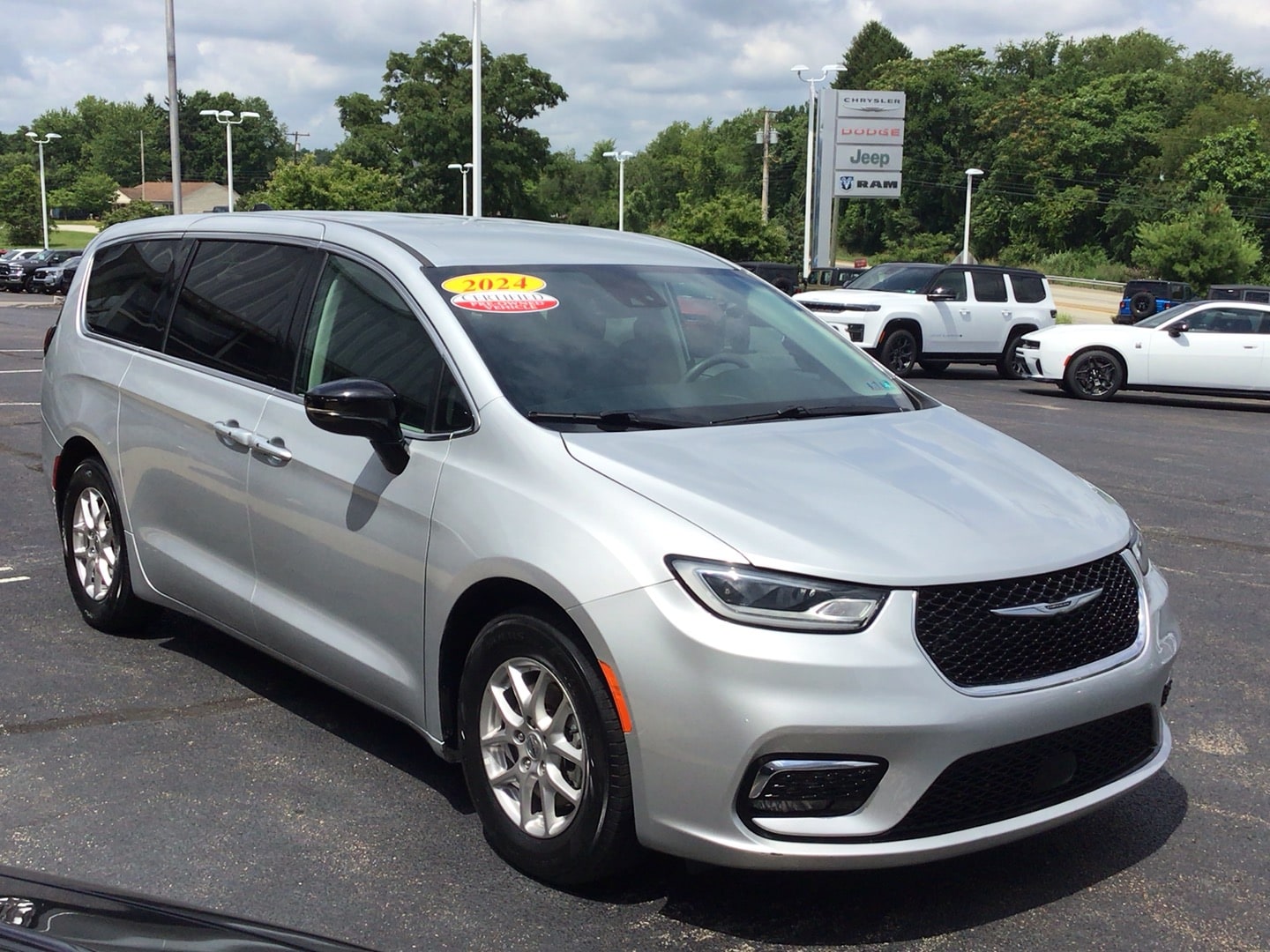2024 Chrysler Pacifica photo 3 of 13