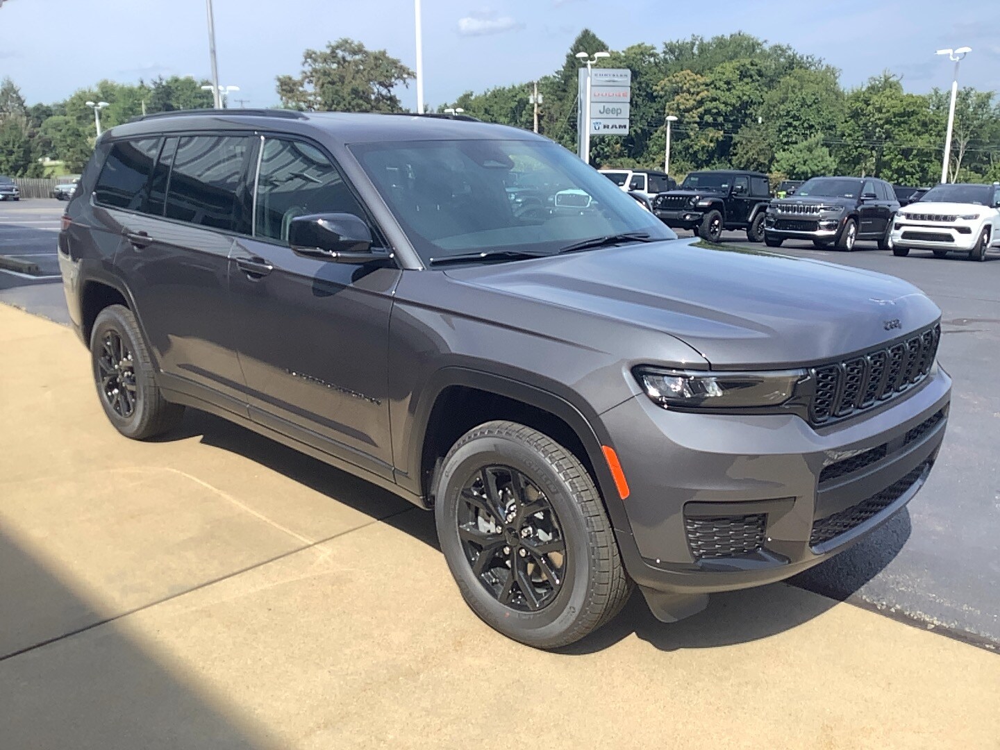 2025 Jeep Grand Cherokee Altitude photo 4