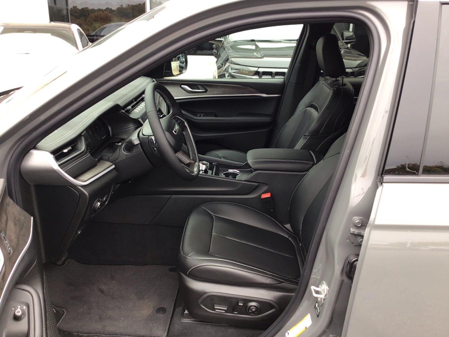 2027 Jeep Grand Cherokee photo 10 of 14