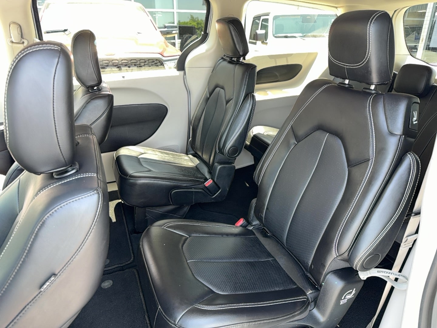 2024 Chrysler Pacifica photo 11 of 17