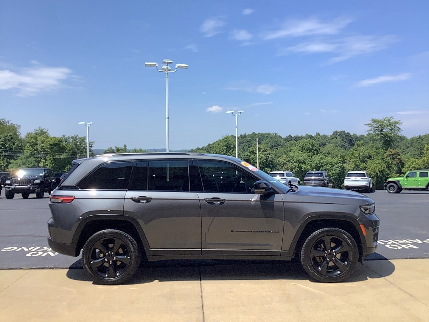 2023 Jeep Grand Cherokee Altitude photo 4