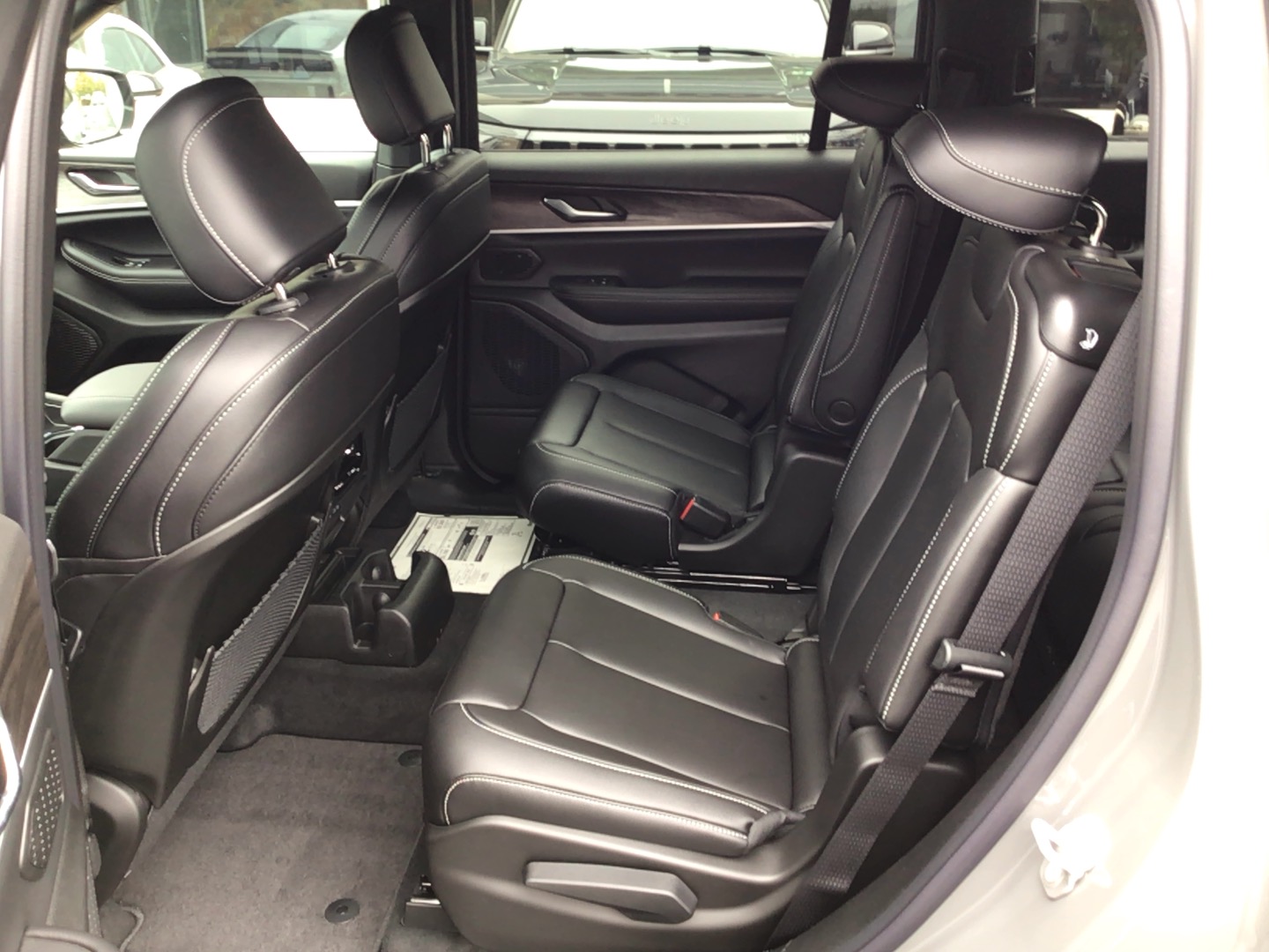 2027 Jeep Grand Cherokee photo 9 of 14