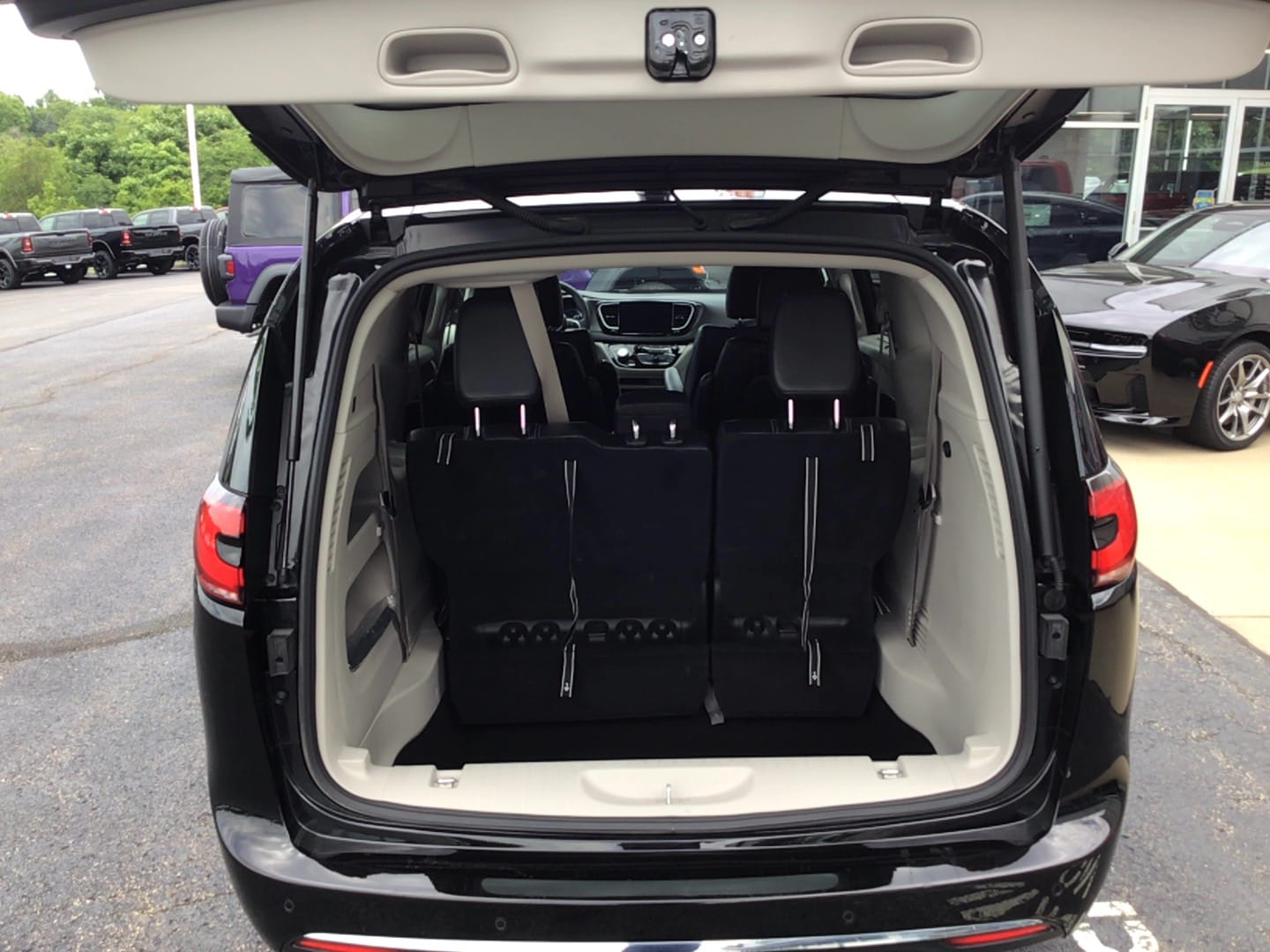 2024 Chrysler Pacifica photo 4 of 12