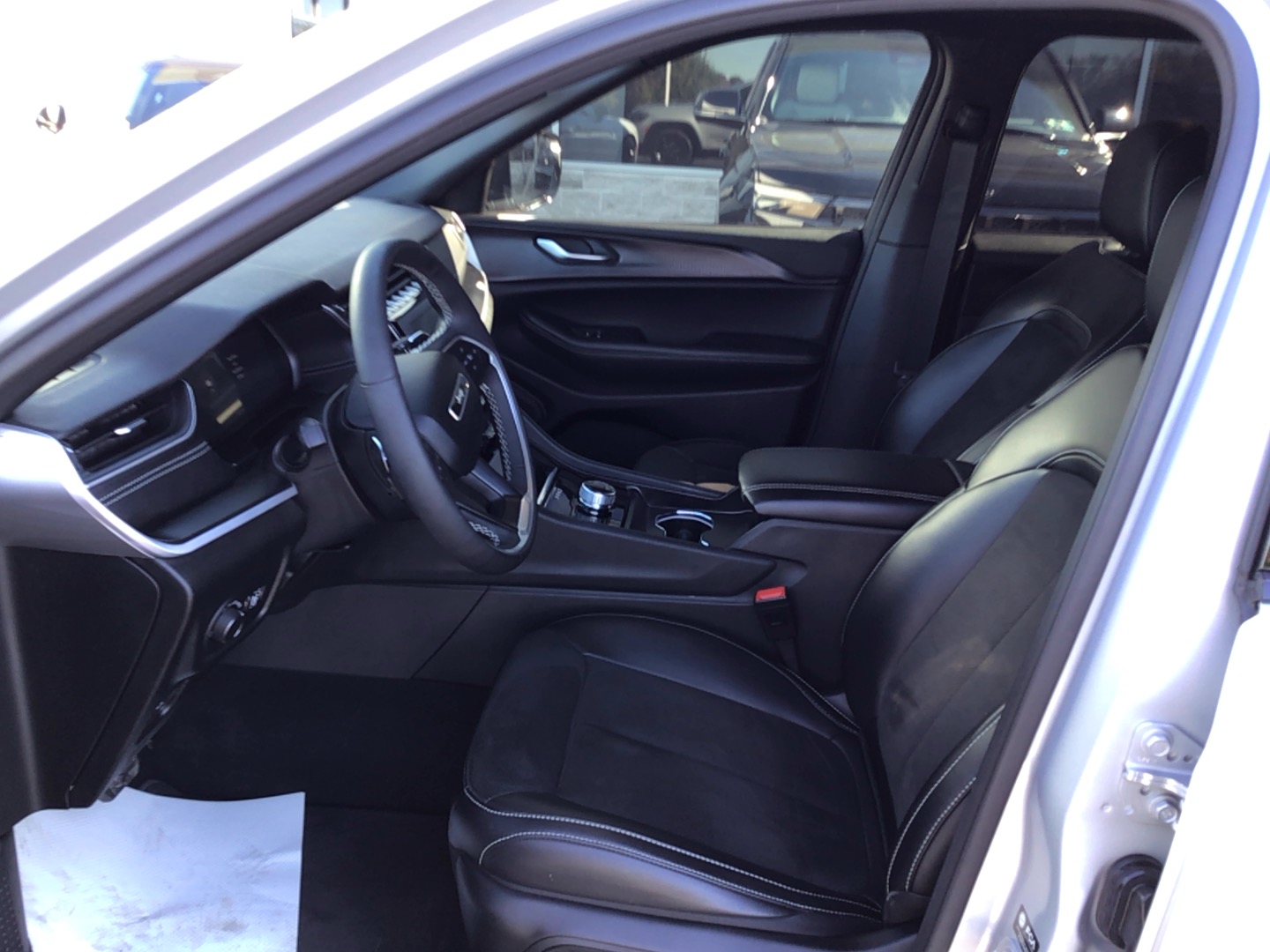 2025 Jeep Grand Cherokee photo 9 of 14