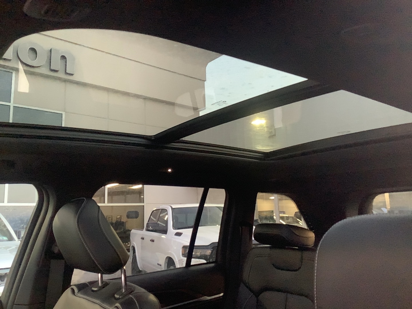 2026 Jeep Grand Cherokee LIMITED RESERVE 4X4 - 10