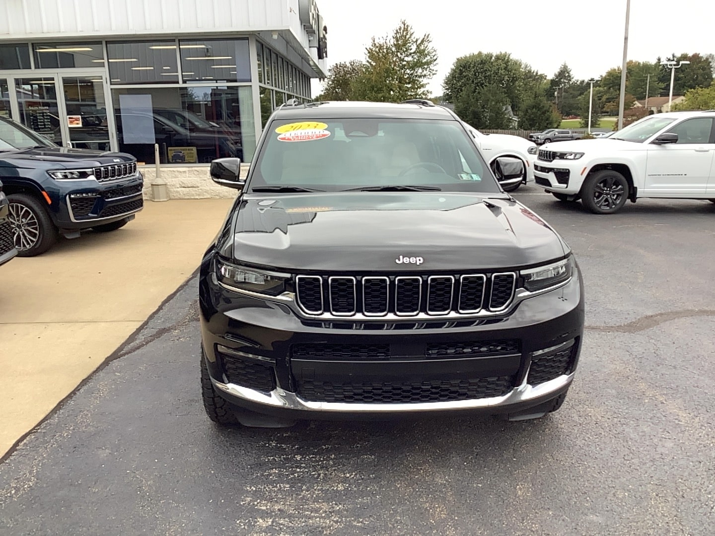 2023 Jeep Grand Cherokee L photo 2 of 15