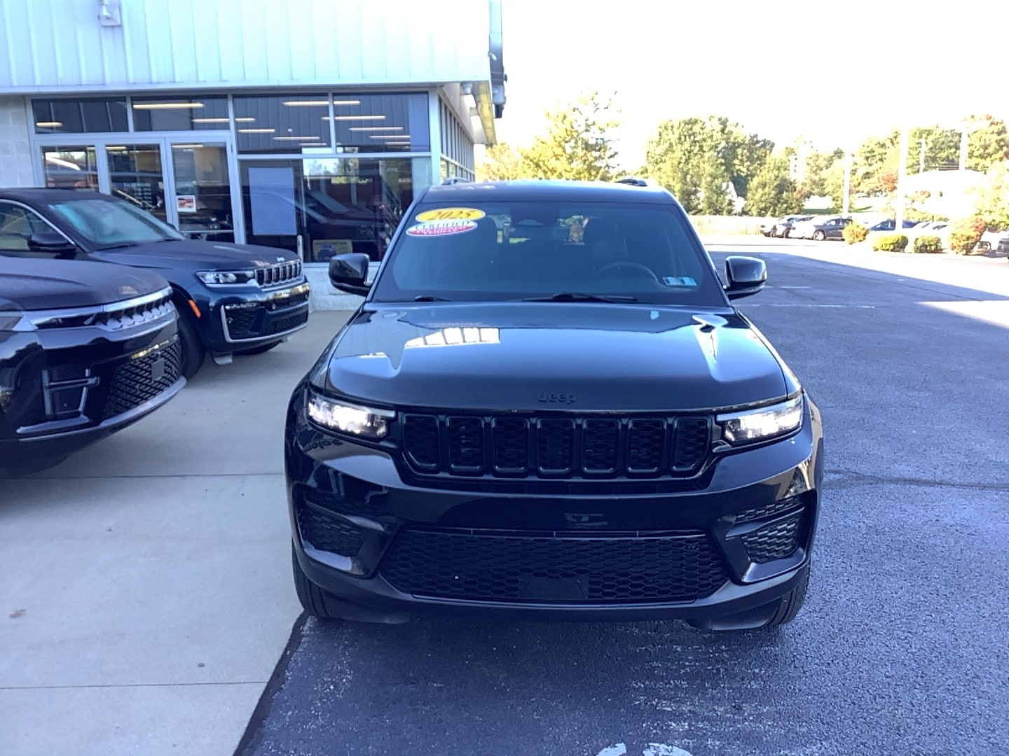2025 Jeep Grand Cherokee photo 2 of 12