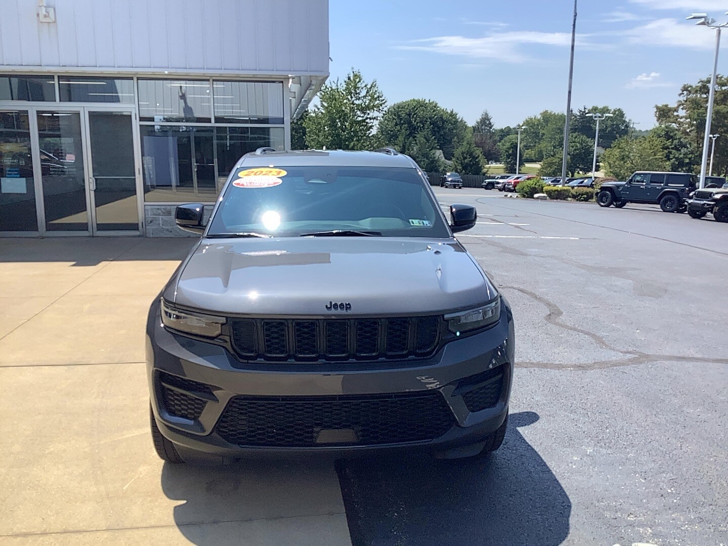 2023 Jeep Grand Cherokee Altitude photo 2