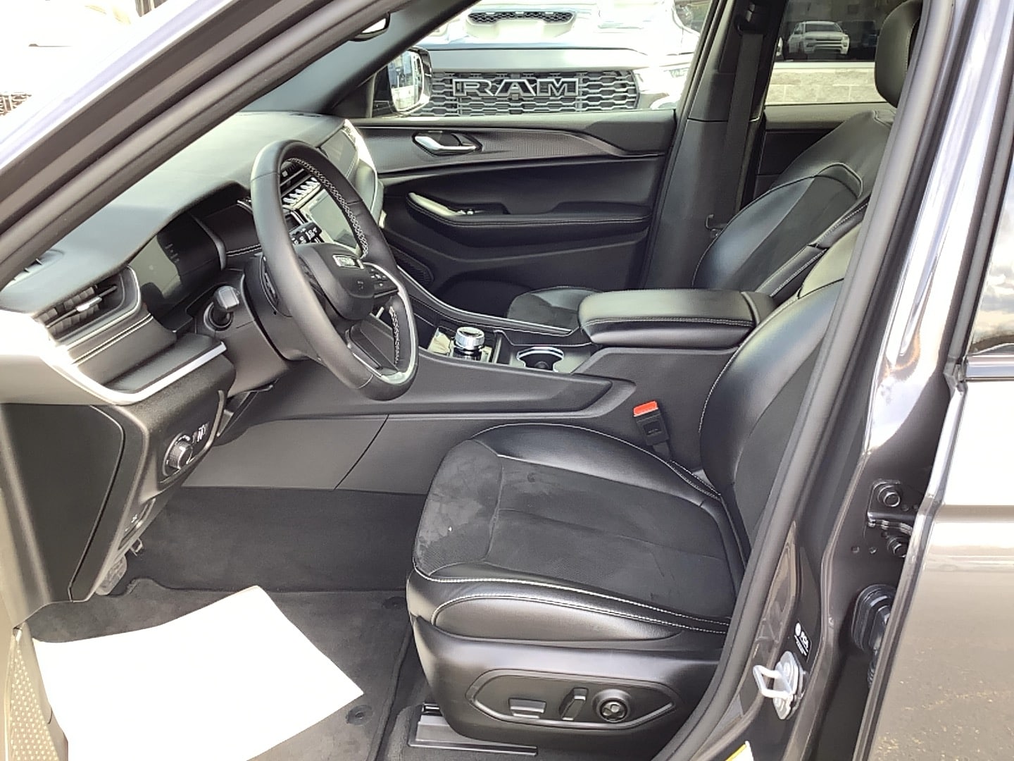 2024 Jeep Grand Cherokee Altitude - 8