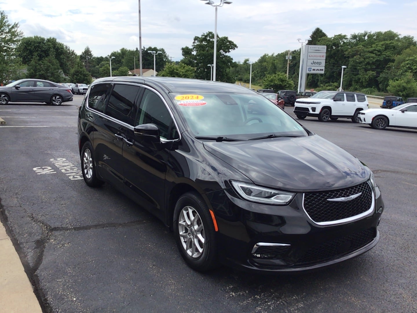2024 Chrysler Pacifica photo 3 of 12