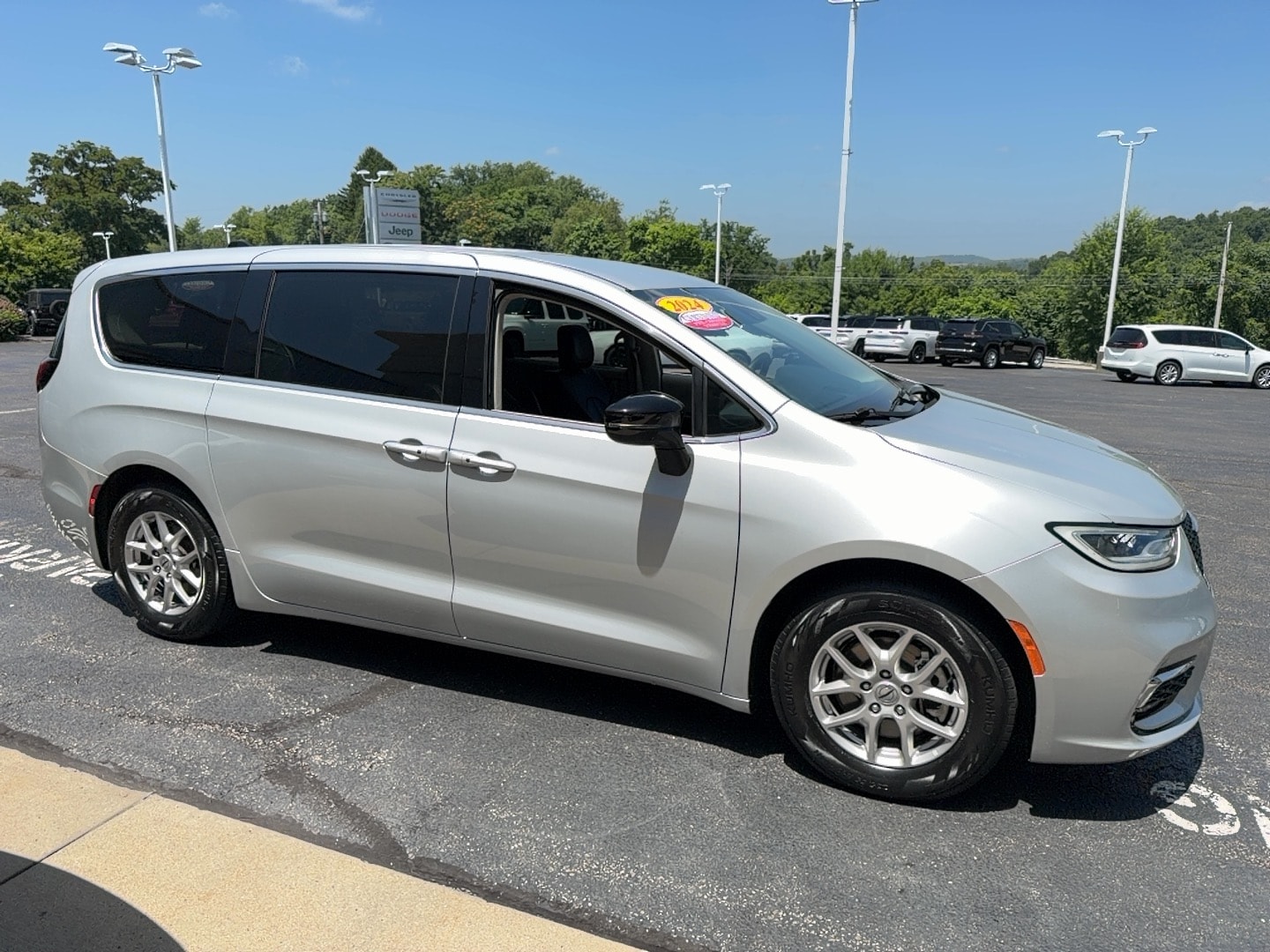 2024 Chrysler Pacifica photo 5 of 17