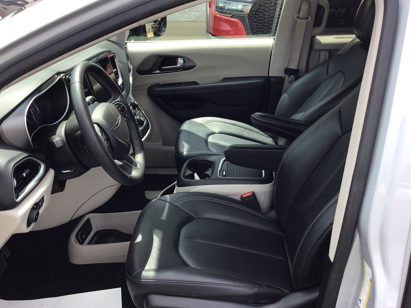 2024 Chrysler Pacifica photo 9 of 13